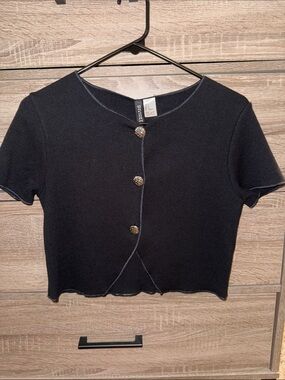 H&M short sleeve NWT SMALL Black Short-Sleeve Button Crop Top